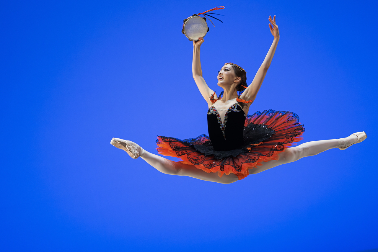 Yeom Da-yeon, winner of the audience favourite award and second prize, performs her classical variation during the final of the 54th Prix de Lausanne in Lausanne, Switzerland, Feb. 7. (EPA-Yonhap)