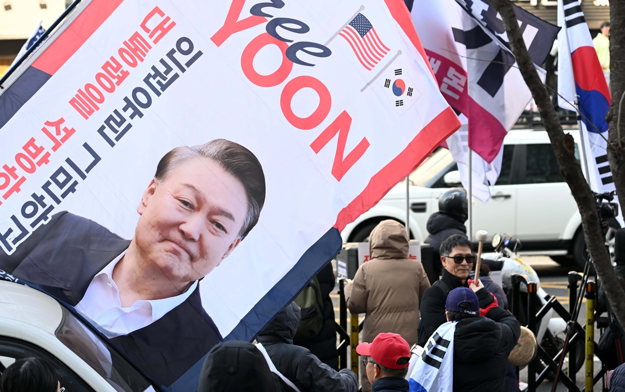Supporters of former South Korean President Yoon Suk Yeol are seen near the Seoul Central District Court on Thursday. (Lee Sang-sub/The Korea Herald)
