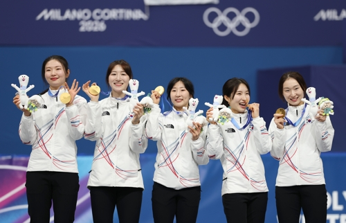Members of the South Korean women's short track speed skating relay team celebrate their gold medal at the Winter Olympics at Milano Ice Skating Arena in Milan on Wednesday. From left: Shim Suk-hee, Noh Do-hee, Lee So-yeon, Kim Gil-li and Choi Min-jeong. (Yonhap)