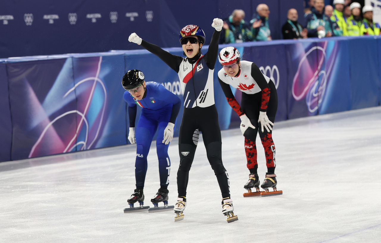 Kim Gil-li  (center) crosses the finish line in first place in the women's 3,000-meter relay event in Milan on Wednesday. (Yonhap)
