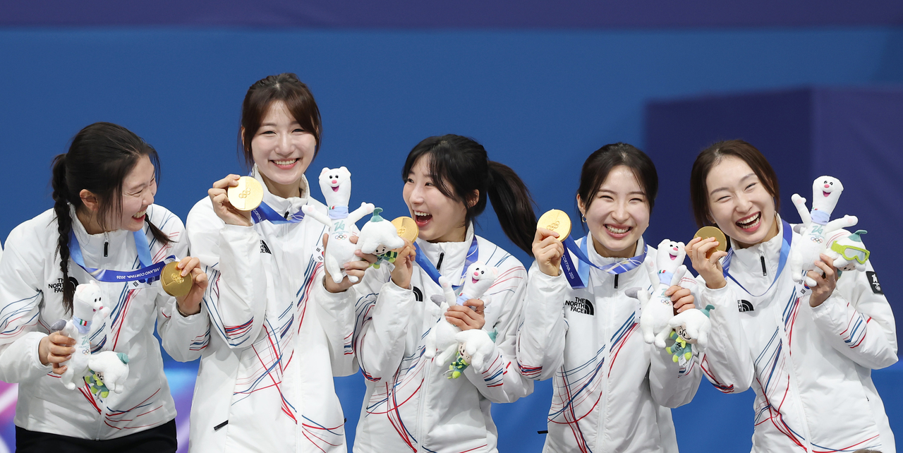 From left: Shim Suk-hee, Noh Do-hee, Lee So-yeon, Kim Gil-li and Choi Min-jeong pose with their gold medals after winning the women's 3,000-meter relay short track event, in Milan on Wednesday. (Yonhap)