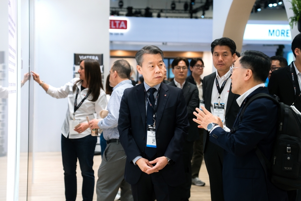 LX Hausys President and CEO Roh Jin-seo (center) tours the company’s exhibition booth at the Kitchen and Bath Industry Show 2026 in Florida on Tuesday. (LX Hausys)