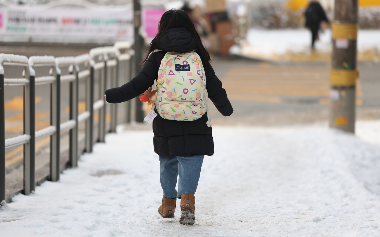 A child walks to school in Seoul on Feb. 2. (Yonhap)