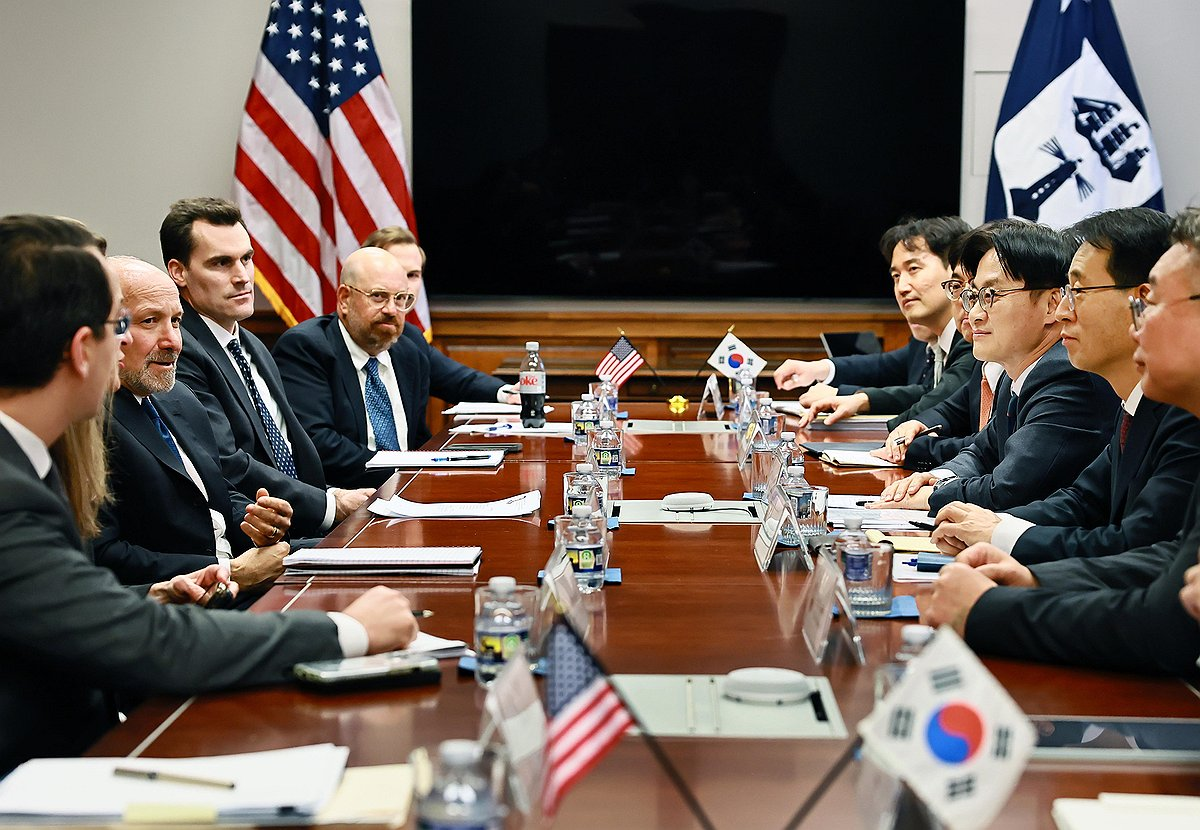 South Korea's Industry Minister Kim Jung-kwan (3rd from R) and US Commerce Secretary Howard Lutnick (2nd from L) attend talks on renewed trade tensions between the two countries at the Department of Commerce in Washington on Jan. 29, 2026, in this file photo provided by the South Korean ministry. (Yonhap)