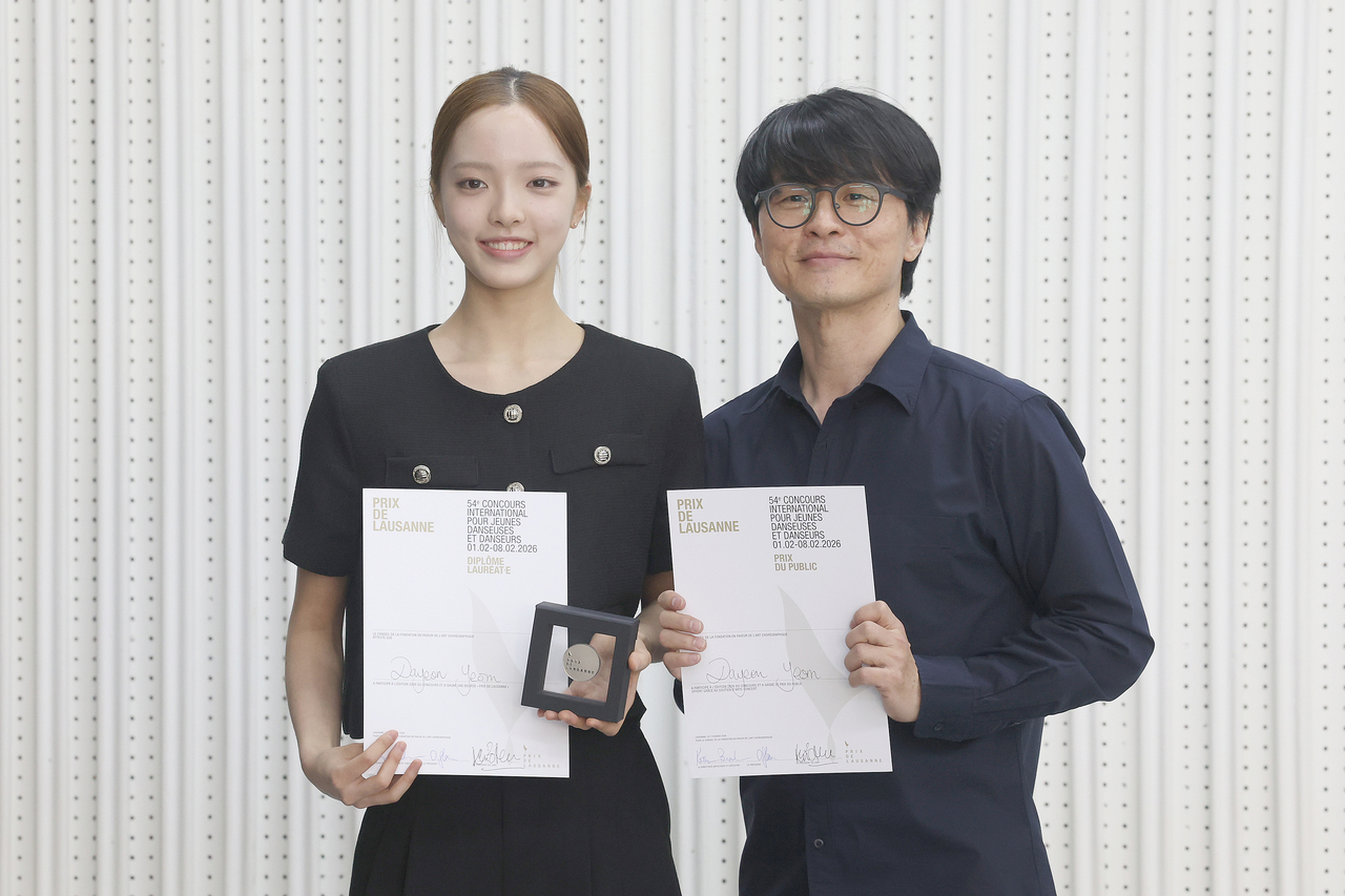 Yeom Da-yeon (left) and her father Yeom Ji-hoon attend a press conference in Seoul on Thursday. (Yonhap)