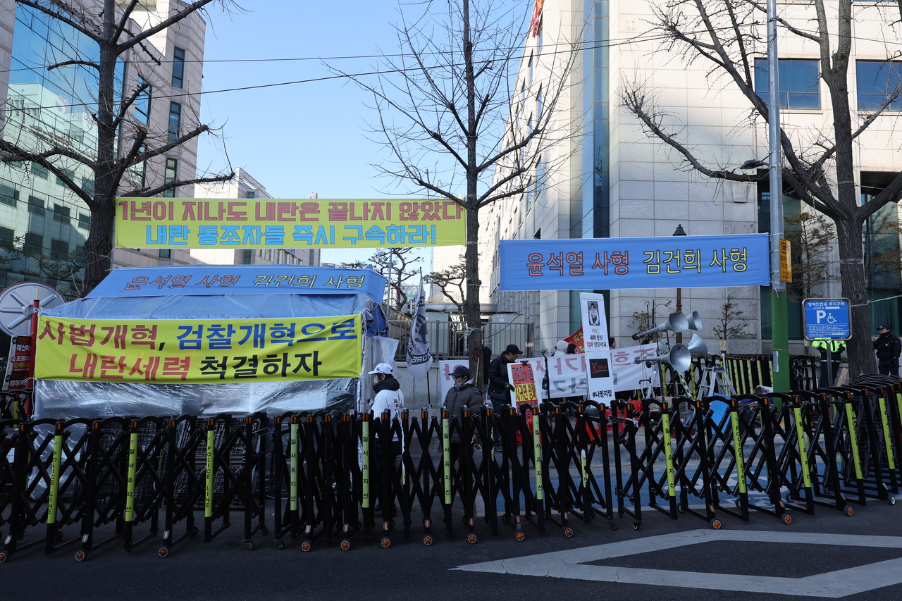 Banners calling for a guilty verdict against Yoon hang outside the Seoul Central District Court on Thursday. (Yonhap)