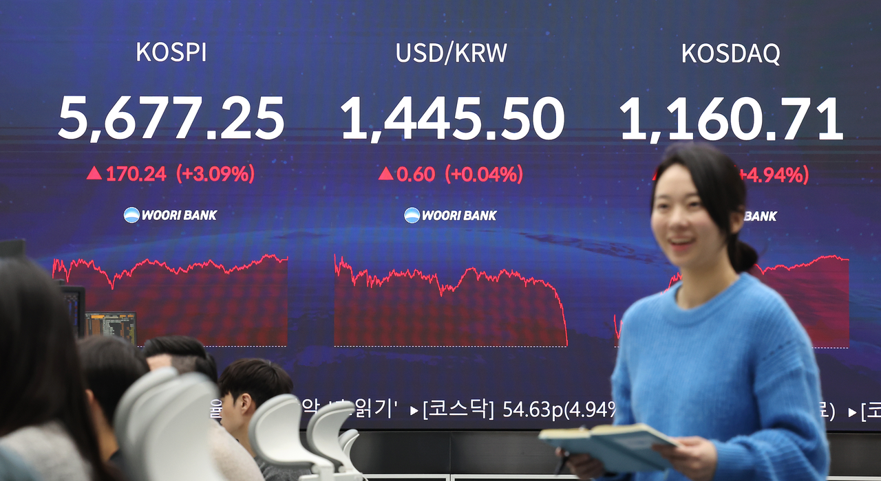 An electronic board showing the Korea Composite Stock Price Index at a dealing room of the Hana Bank headquarters in Seoul on Thursday. (Yonhap)
