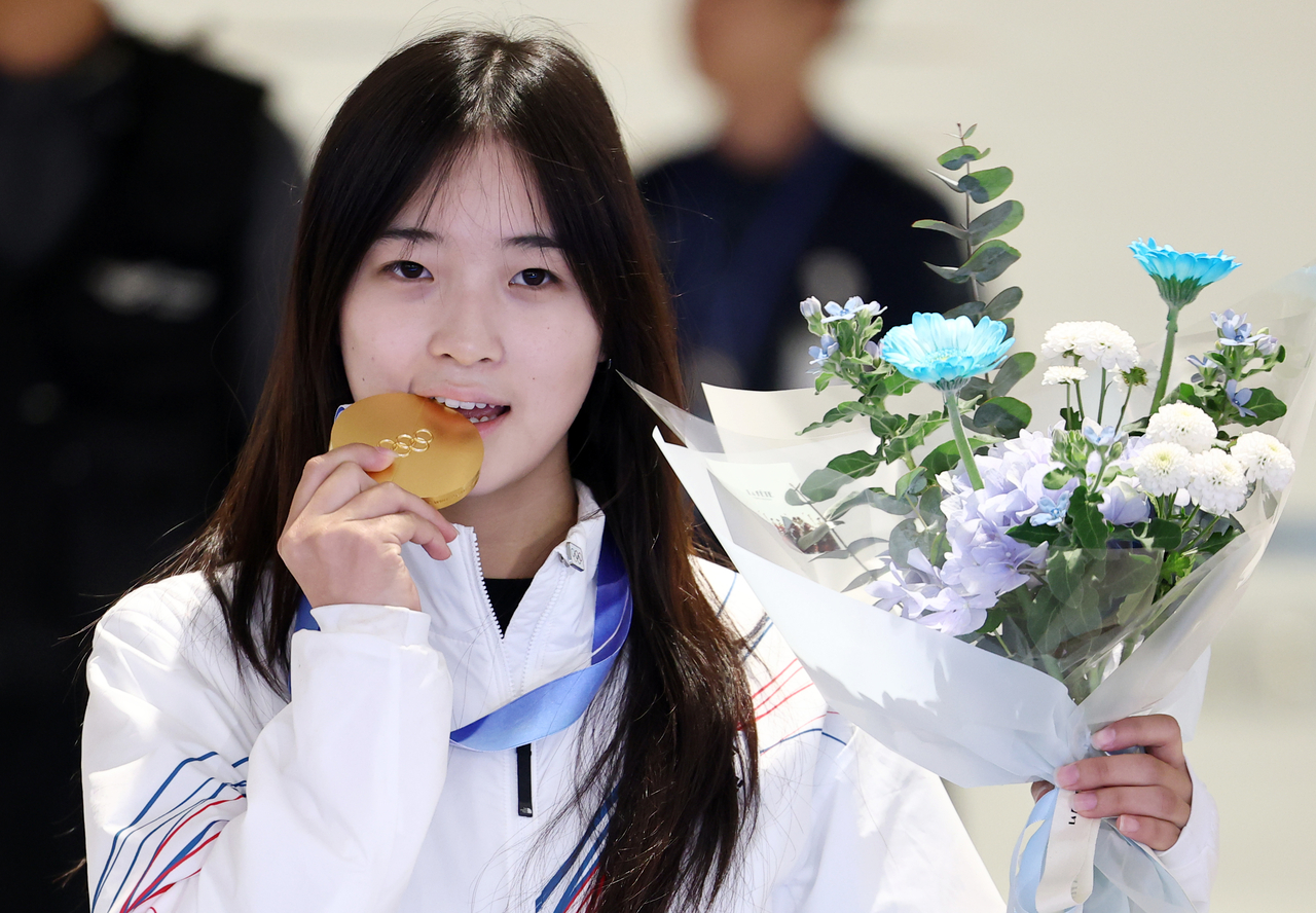 Gold medalist snowboarder Choi Ga-on arrives at Incheon Airport on Monday with her gold medal from the 2026 Milan Cortina Winter Olympics women's halfpipe. (Yonhap)