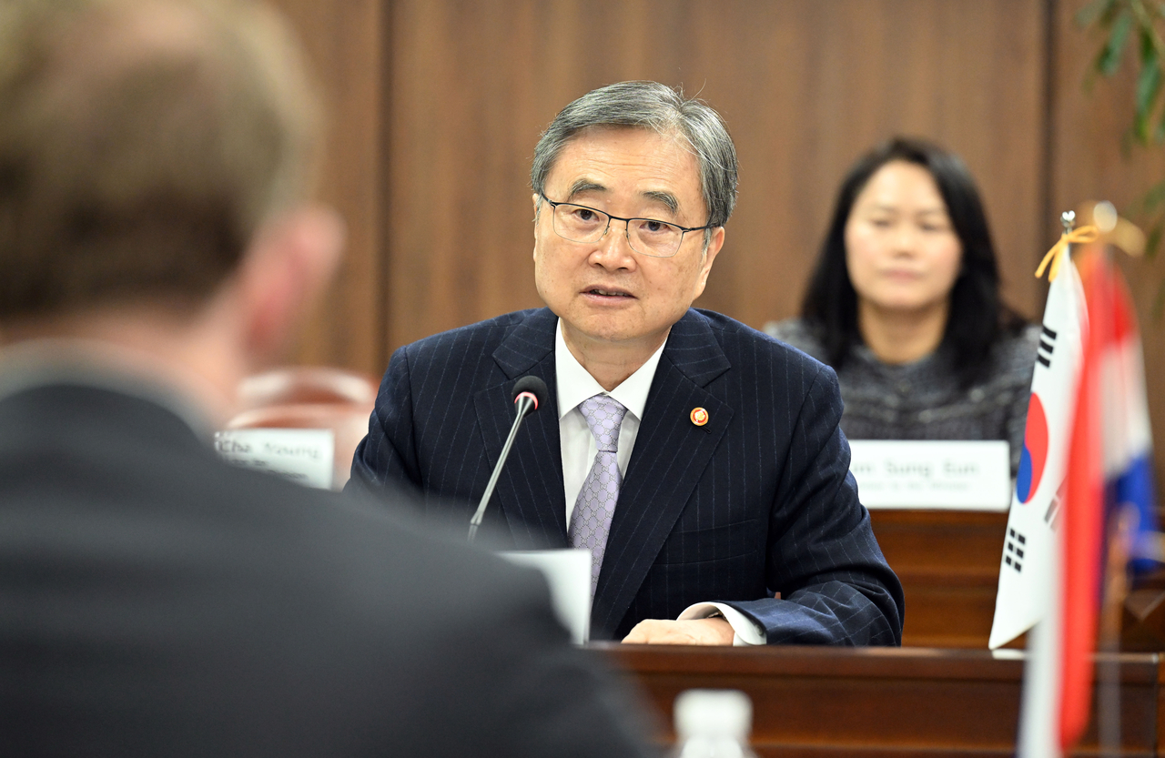 Foreign Minister Cho Hyun speaks in a meeting with Dutch officials in Seoul on Feb. 11. (Yonhap)