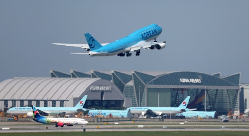 This file photo, taken Sept. 10, 2025, shows a Korean Air Co. aircraft taking off from Incheon International Airport, west of Seoul. (Yonhap)