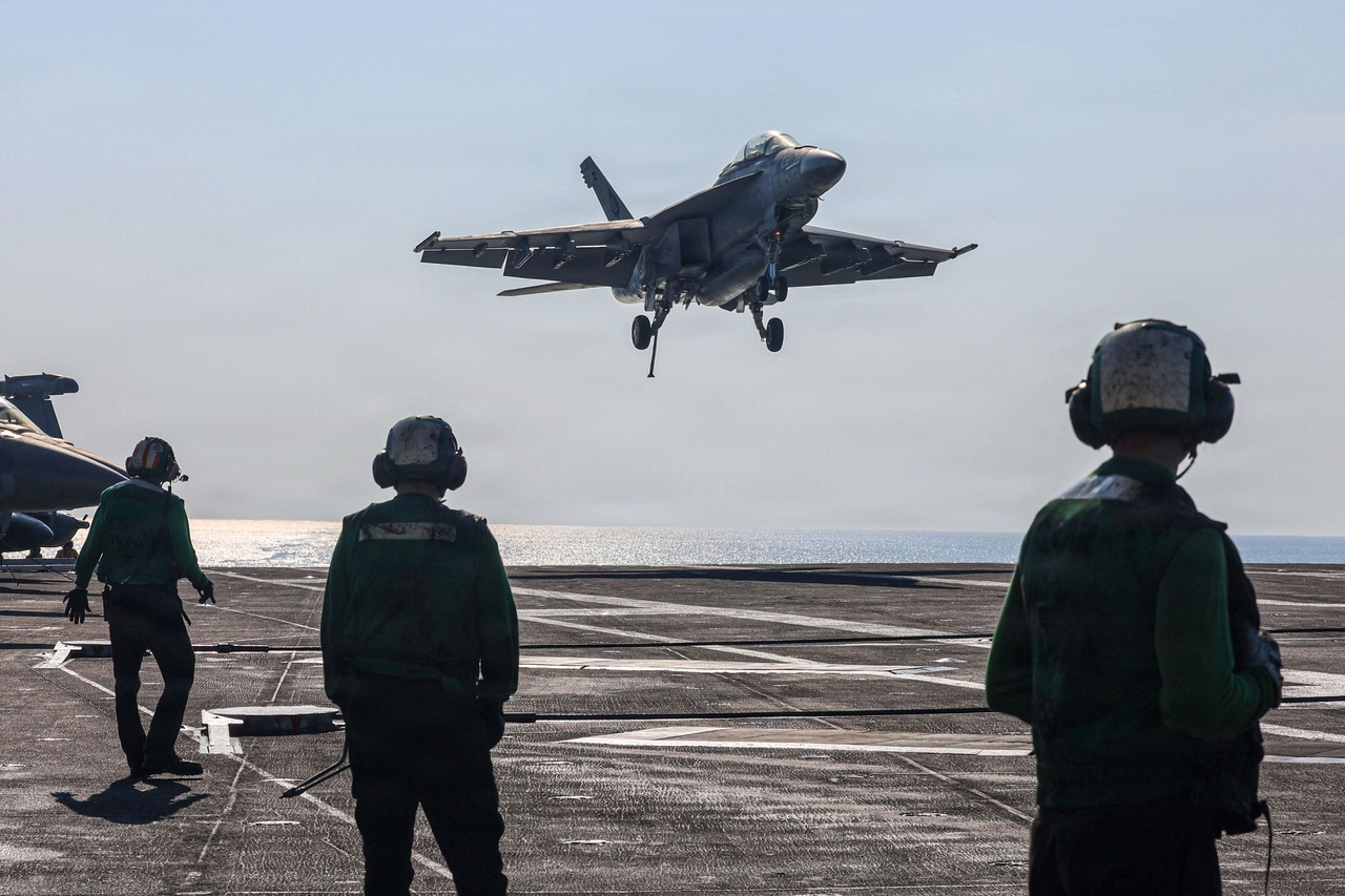 A fighter jet lands on the flight deck of Nimitz-class aircraft carrier USS Abraham Lincoln in the Arabian Sea on Jan. 30. (AFP-Yonhap)