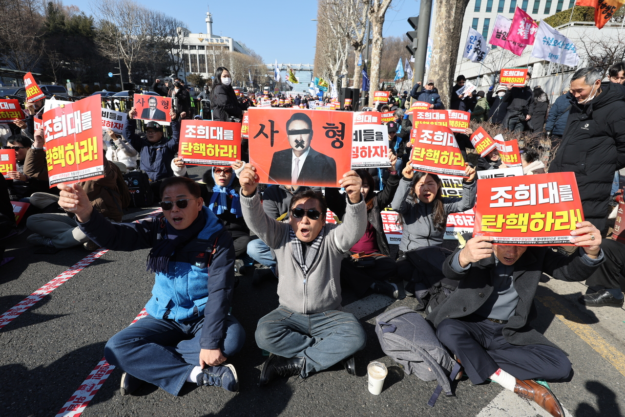 A rally calling for a guilty verdict against Yoon is held outside the Seoul Central District Court in Seoul on Thursday. (Yonhap)