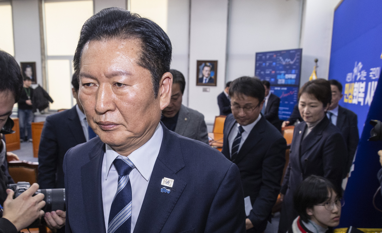 Democratic Party Chair Rep. Jung Chung-rae (left) is seen walking out of the meeting room at the National Assembly after a supreme council meeting in a follow-up of a district court ruling on former President Yoon Suk Yeol on Thursday. (Yonhap)