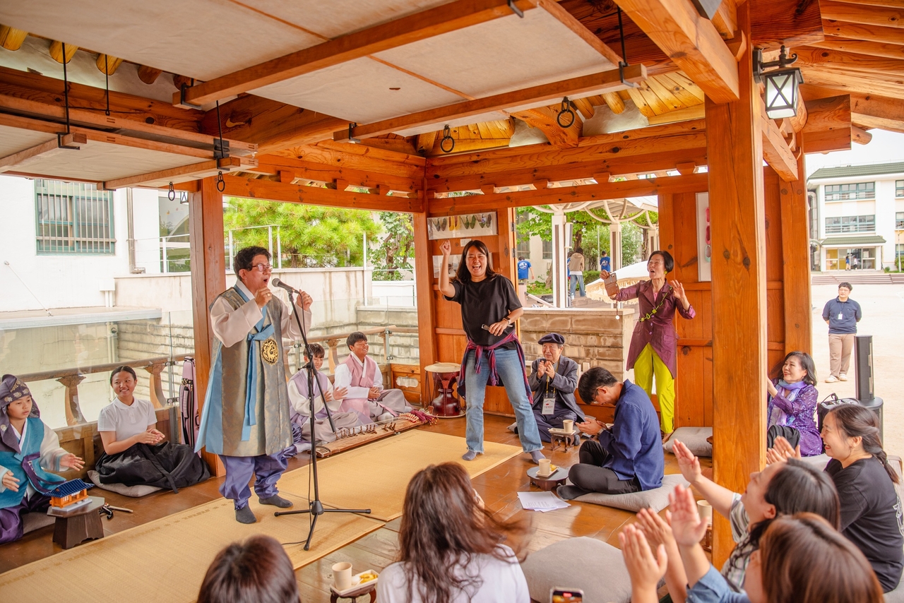 A performer sings during Seoul Hanok Week at a traditional Korean house. (Seoul Metropolitan Government)