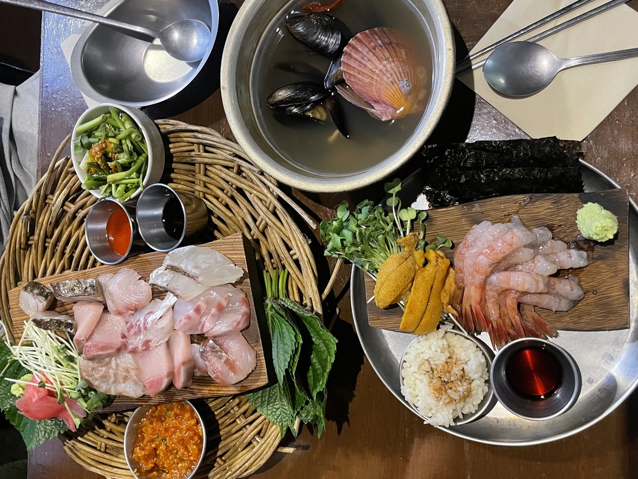 Maljilro's assorted seafood platter (Kim Jae-heun/The Korea Herald)