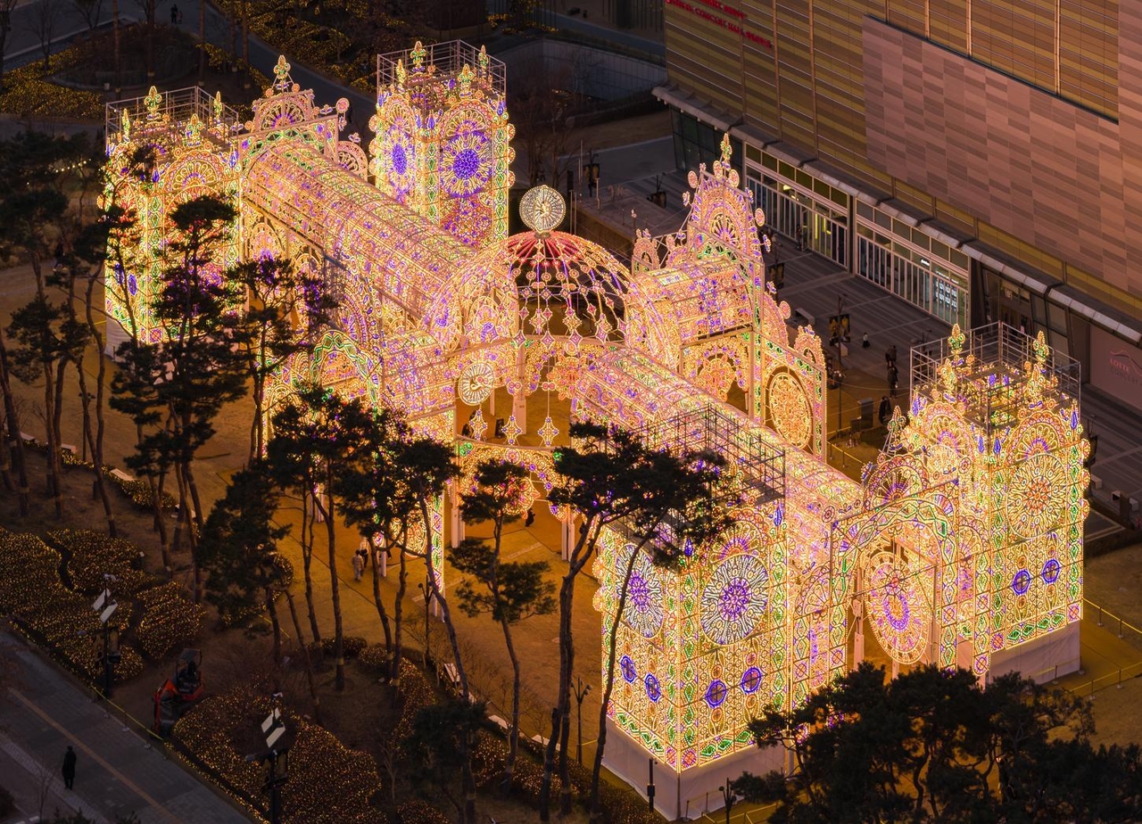 The 2026 Lotte Luminarie installation lights up World Park Plaza at Lotte World Tower in Songpa-gu, Seoul. (Lotte Property & Development)