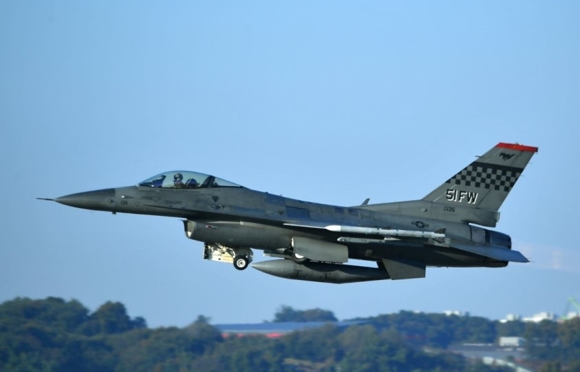 A F-16 fighter jet carrying Chairman of the US Joint Chiefs of Staff John Daniel Caine takes off from Osan Air Base last year. (Provided by the Joint Chiefs of Staff)