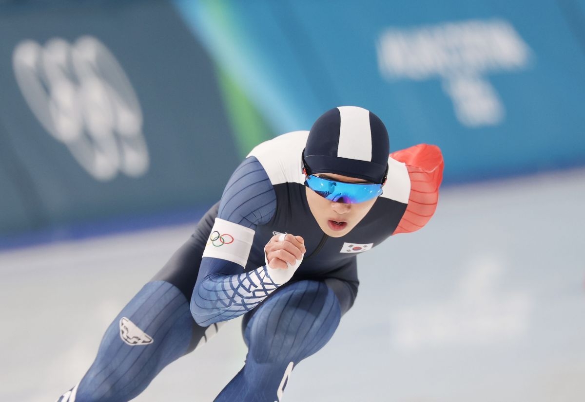Chung Jae-won of South Korea competes in the men's 1,500-meter speedskating event at the Winter Olympics in Milan on Thursday. (Yonhap)