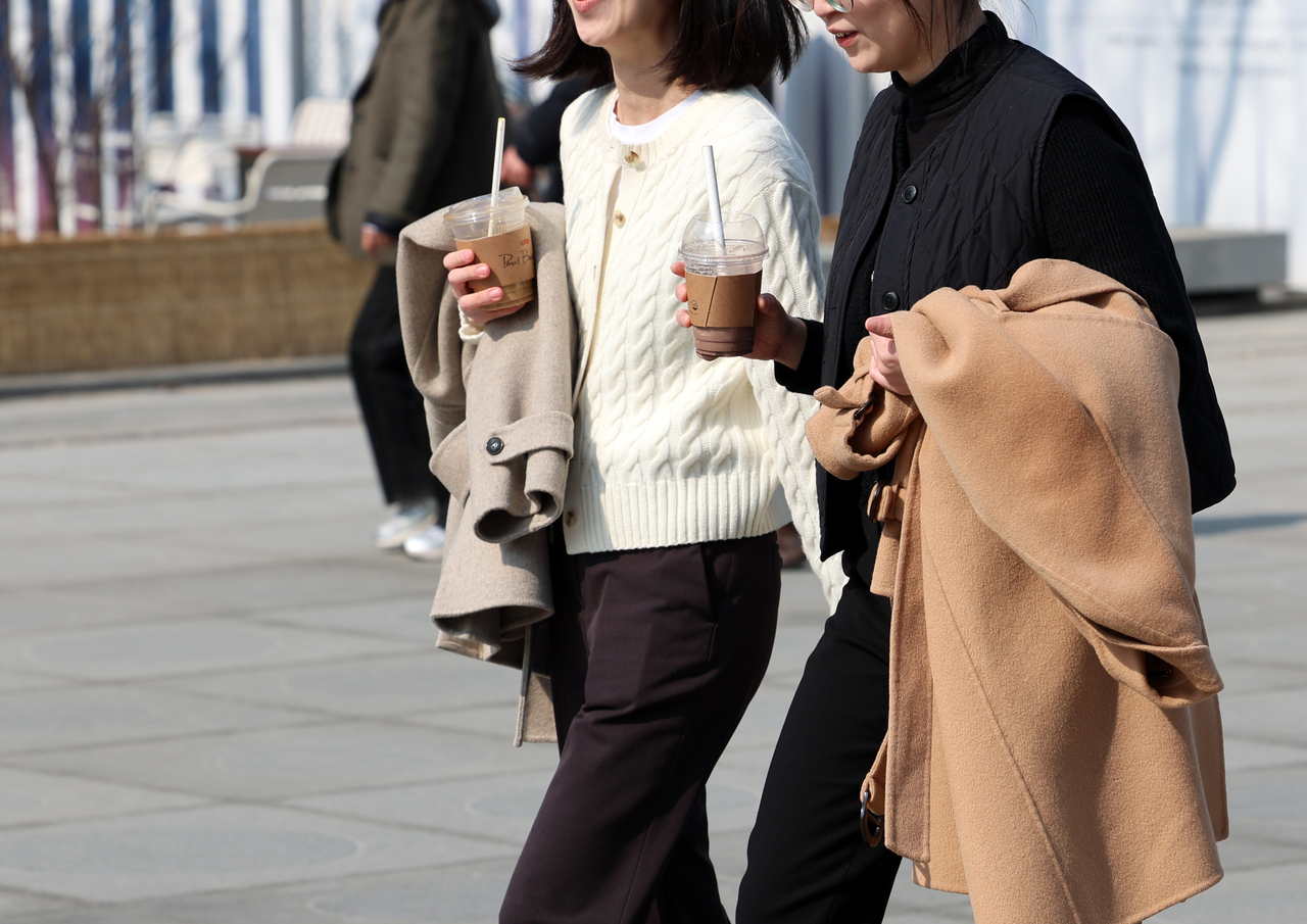 Pedestrians walk through Gwanghwamun Square in Seoul on Friday. (Newsis)