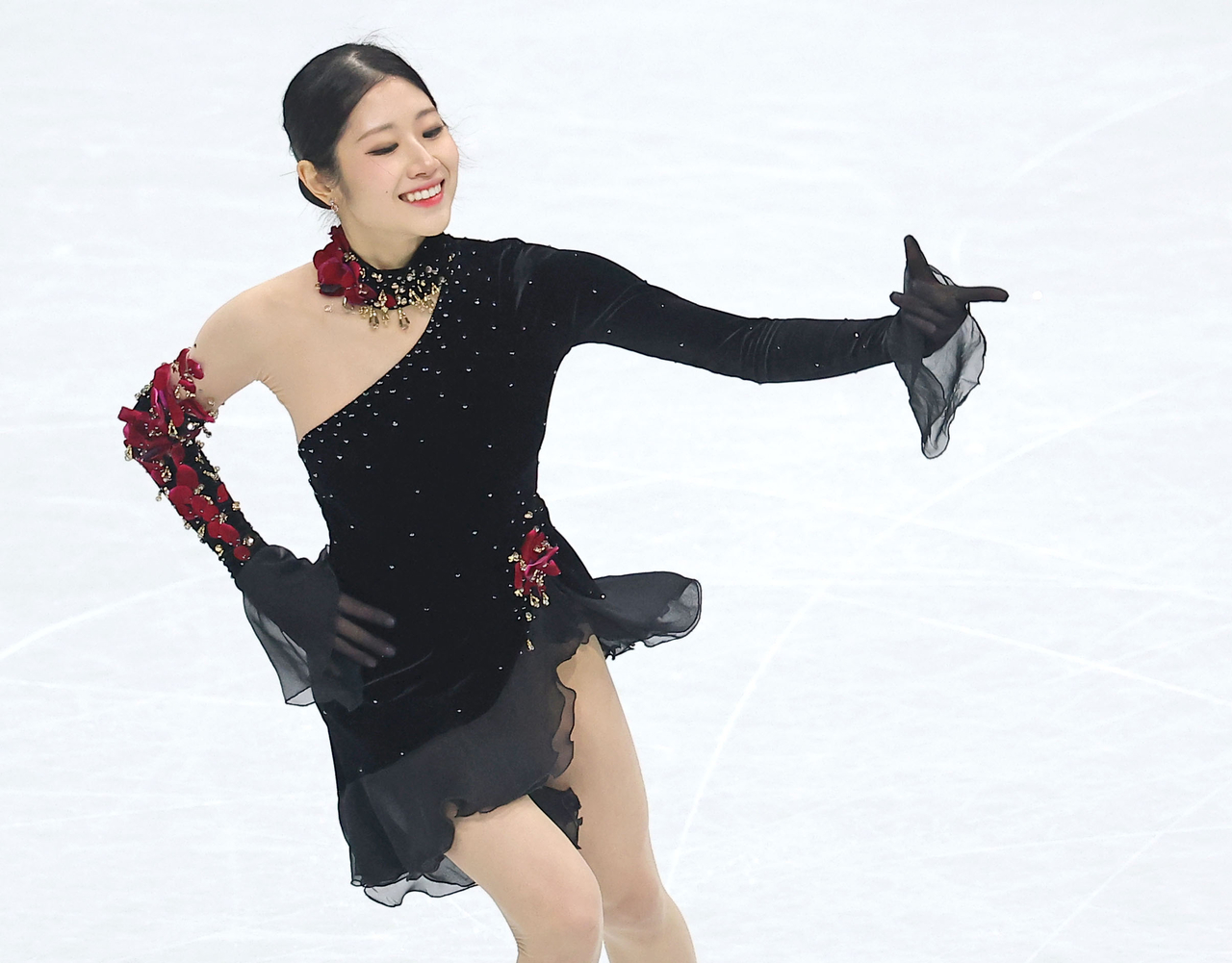 Lee Hae-in of South Korea performs her free skate during the women's singles figure skating event at the Winter Olympics at Milano Ice Skating Arena in Milan on Thursday. (Yonhap)