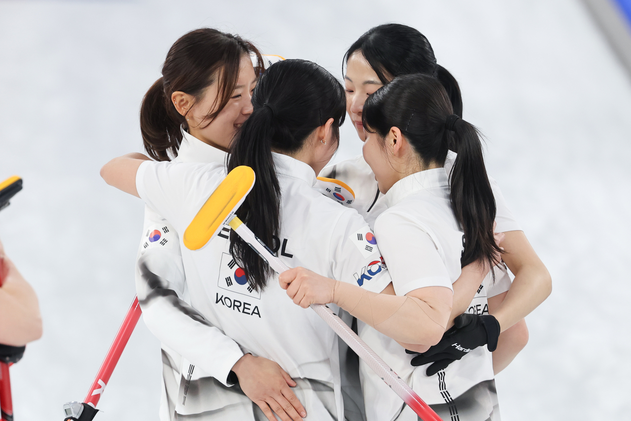 Members of South Korea's women curling team react to their 10-7 loss to Canada in the round-robin match of the women's curling tournament at the Winter Olympics at Cortina Curling Olympic Stadium in Cortina d'Ampezzo, Italy, Thursday. (Yonhap)