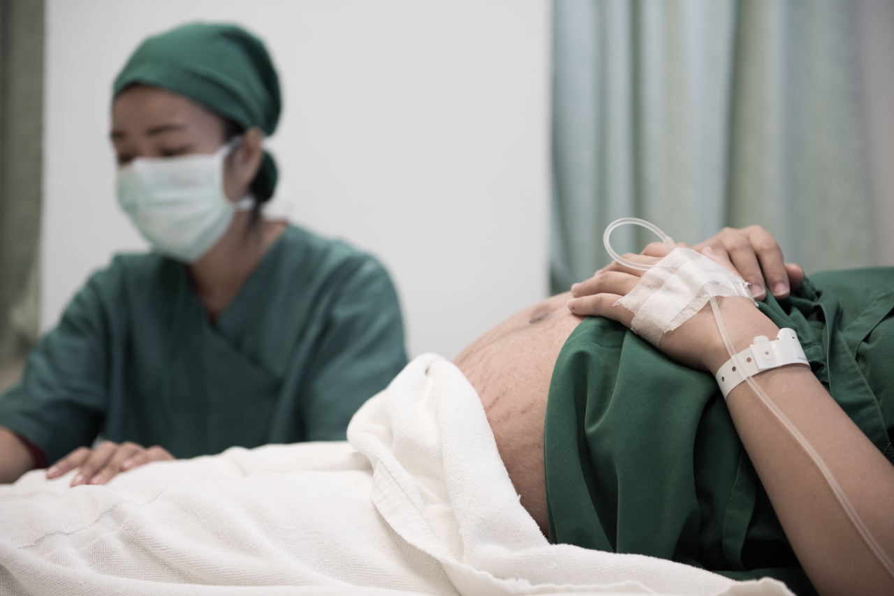 A pregnant woman receives treatment at a hospital. This photo is not directly related to the story. (123rf)