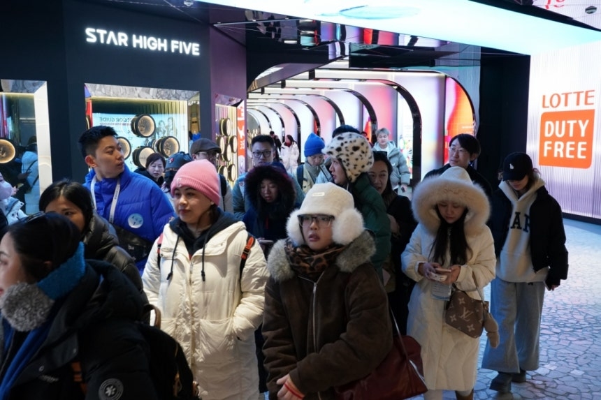 Passengers disembark at Incheon Port on Feb. 6. (Lotte Duty Free)