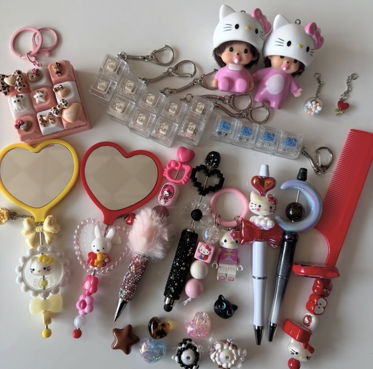 Personalized mirrors, pen and comb with charms (Instagram)
