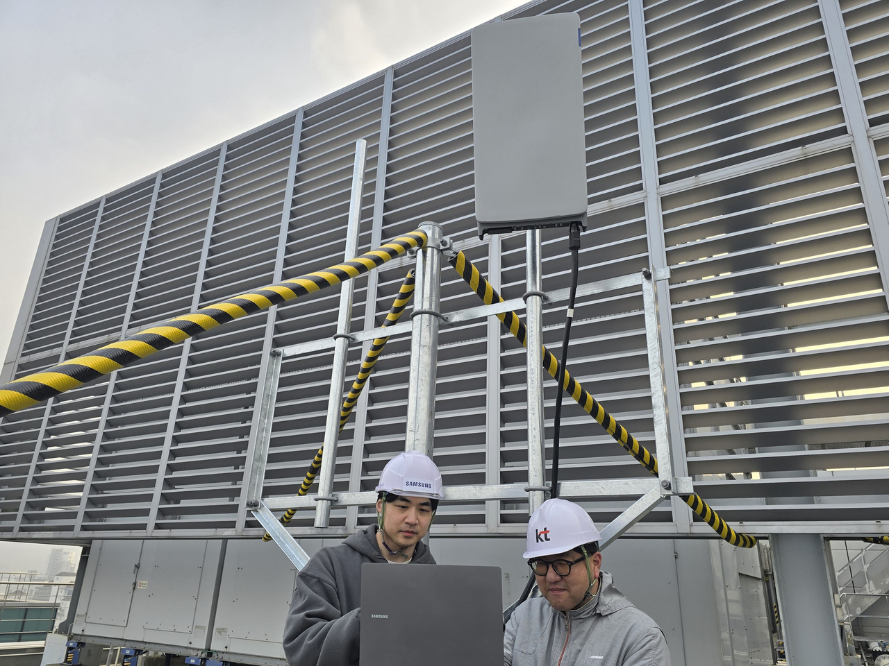 In this undated photo provided by Samsung Electronics Co., officials carry out a field test to verify Xtreme multiple-input multiple-output technology in 7 GHz band for 6G development. (Yonhap)