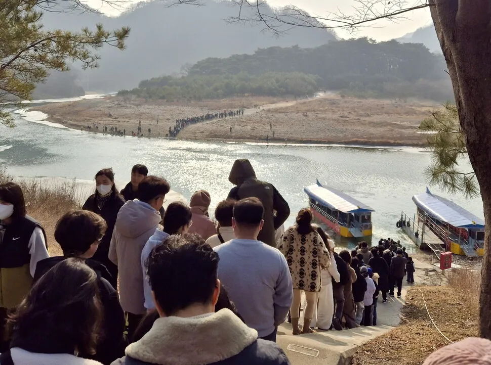 Visitors wait to board boats to Cheongnyeongpo, the setting of "The King's Warden." (Yeongwol County)