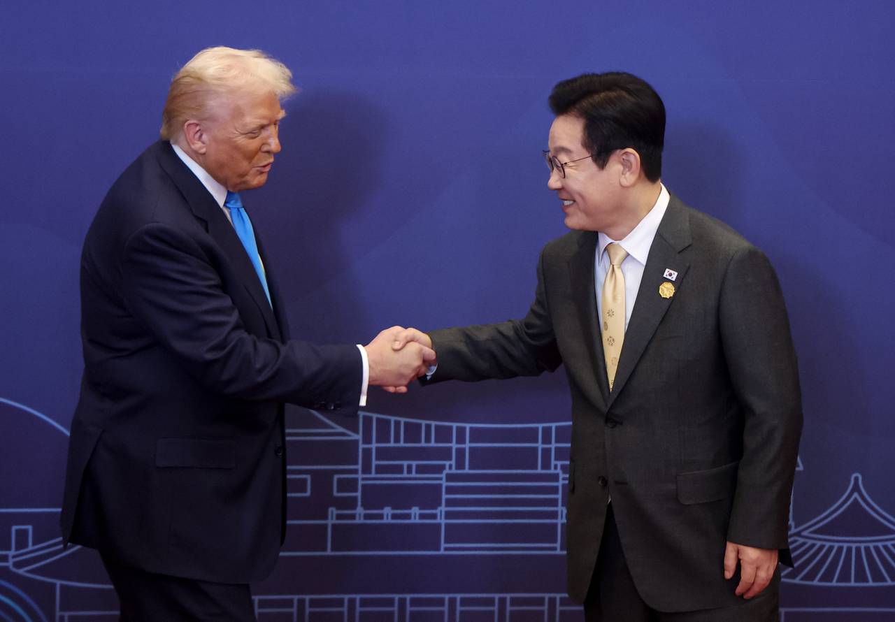 In this file picture, South Korean President Lee Jae Myung (right) welcomes US President Donald Trump ahead of a state dinner hosted by the Korean president in a hotel in Gyeongju, North Gyeongsang Province, on Oct. 29, 2025. (Yonhap)