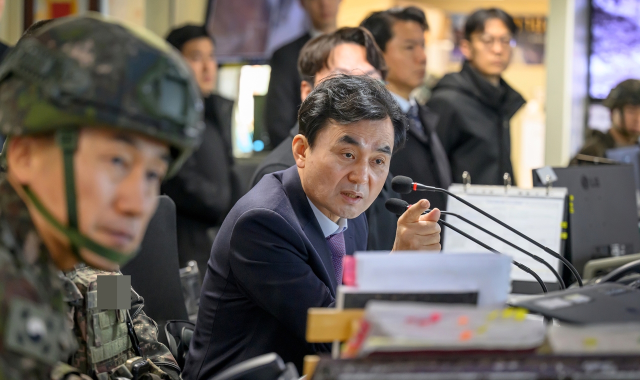 Defense Minister Ahn Gyu-back checks the readiness of the military, in this file photo taken on Feb. 15 and provided by the Ministry of National Defense. (Yonhap)