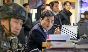 Defense minister lodges protest with USFK over US-China aircraft standoff