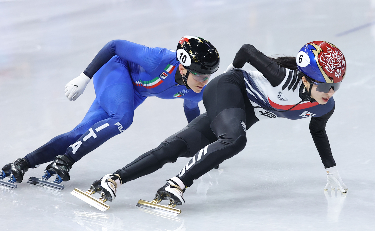Kim Gil-li of South Korea (right) competes in the semifinals of the women's 1,500-meter event in short track speed skating at the Winter Olympics at Milano Ice Skating Arena in Milan on Feb. 20, 2026. (Yonhap)