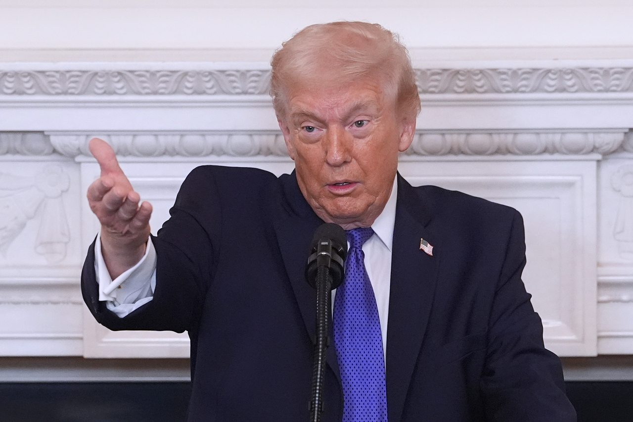 President Donald Trump speaks during a breakfast with the National Governors Association in the State Dining Room of the White House, Friday in Washington. (AP-Yonhap)