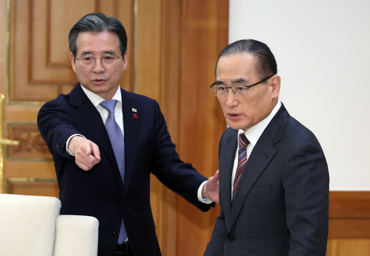 Kim Yong-bum (left), the presidential chief of staff for policy, and Wi Sung-lac, South Korea's national security adviser, are seen inside Cheong Wa Dae in Seoul, in this file photo taken Dec. 29. (Yonhap)