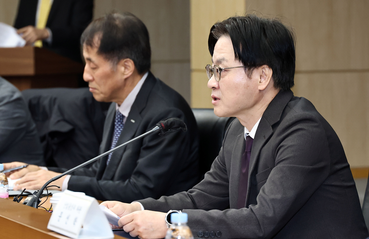 Industry Minister Kim Jung-kwan (right) speaks at the inaugural Korea-US strategic investment memorandum of understanding implementation committee meeting held in Seoul on Feb. 13. (Yonhap)