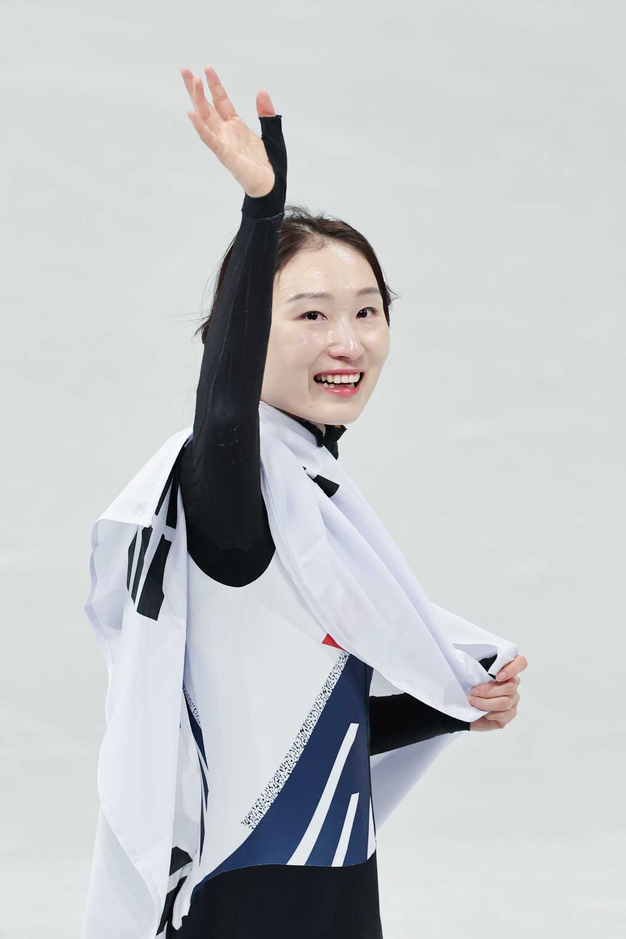 Choi Min-jeong of South Korea celebrates on the ice after winning the silver medal in the women's 1,500-meter short track speed skating event at the Winter Olympics at Milano Ice Skating Arena in Milan on Friday. (Yonhap)