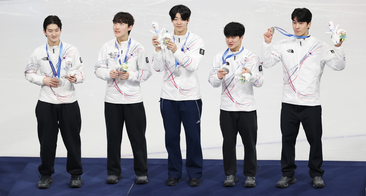 Members of the South Korean men's 5,000-meter short track speed skating relay team celebrate on the podium after winning the silver medal at the Winter Olympics at Milano Ice Skating Arena in Milan on Friday. From left: Shin Dong-min, Rim Jong-un, Lee June-seo, Lee Jeong-min and Hwang Dae-heon. (Yonhap)