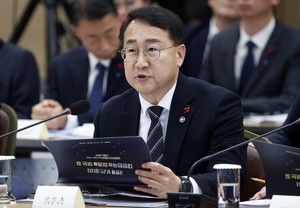 Lee's office dismisses Korea Forest Service chief over 'unlawful' act