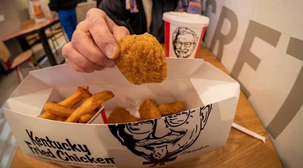 KFC는 미국 내 4,000개 매장에서 ‘음식의 양을 조절하고 바삭함의 정도를 맞춤화’하고 있다.[로이터]