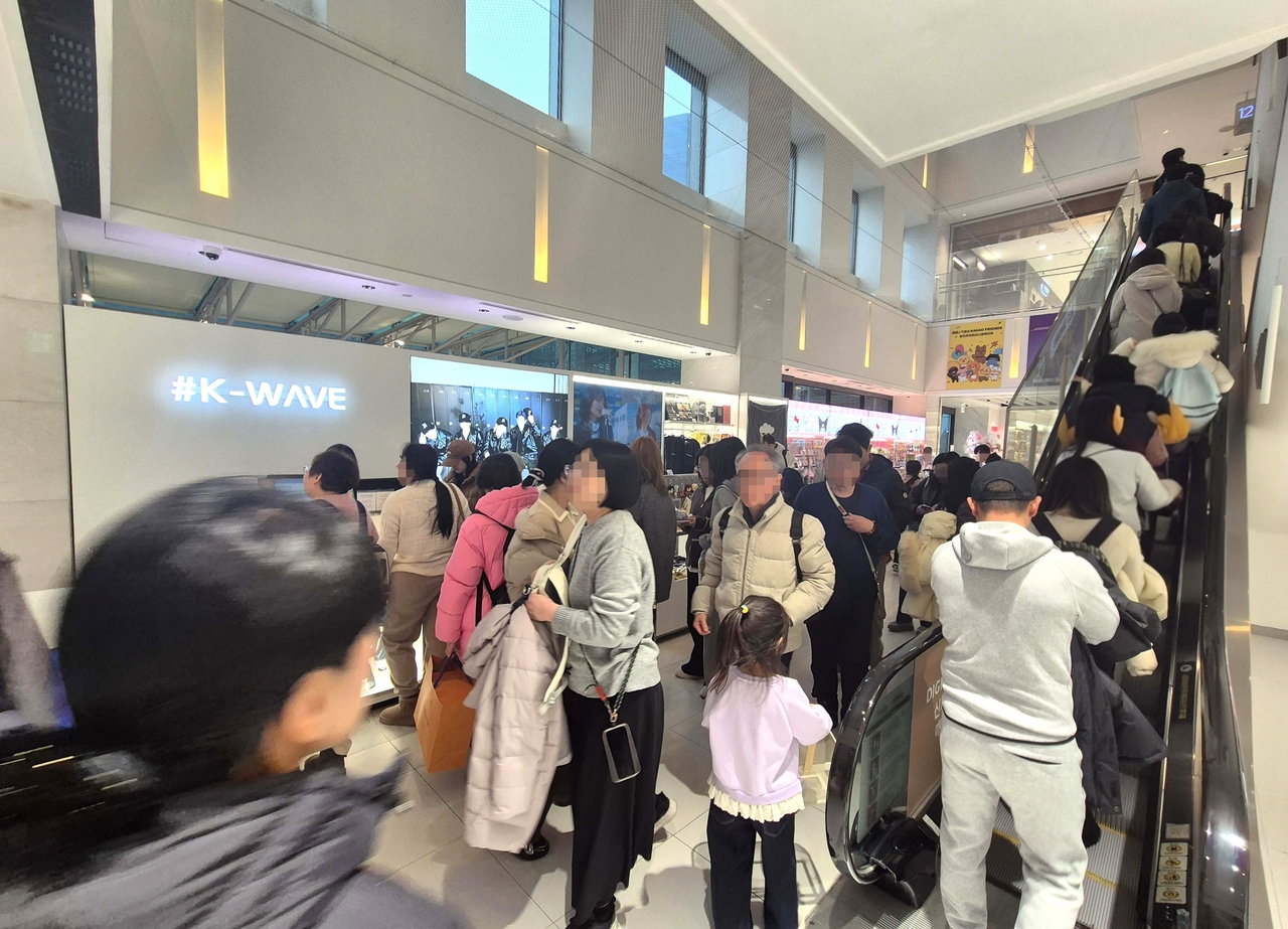 Customers visit Shinsegae Duty Free's Myeong-dong branch in Seoul on Feb. 11. (Shinsegae Duty Free)