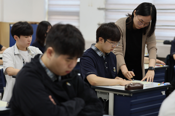 Students at a high school in Geumcheon-gu, Seoul, sit for an exam in 2025. Students are pictured wearing two different types of uniforms. (Herald DB)