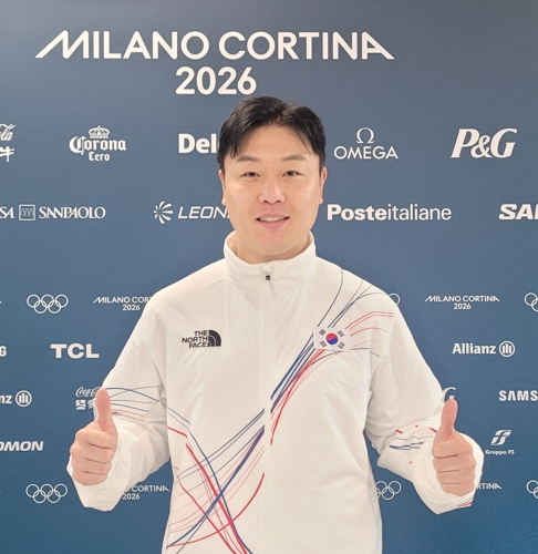 Won Yun-jong of South Korea celebrates after being elected to the Athletes' Commission of the International Olympic Committee on Thursday, in this photo provided by the Korean Sport & Olympic Committee. (Yonhap)