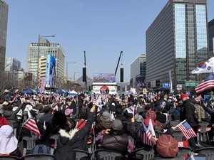 Protests by conservative, progressive groups erupt following Yoon’s verdict