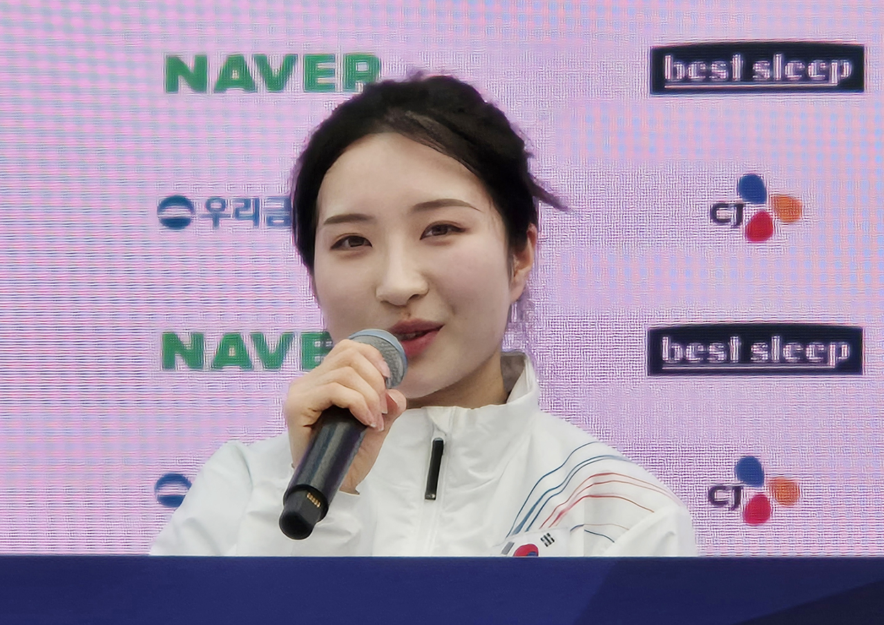 Short track speed skater Kim Gil-li speaks during a closing ceremony at Korea House in Milan, Italy, on Sunday. (Yonhap)