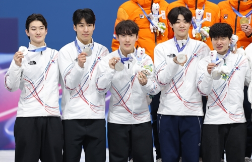 Members of the South Korean men's 5,000-meter short track speed skating relay team celebrate on the podium after winning the silver medal at the Winter Olympics at Milano Ice Skating Arena in Milan on Friday. From left: Shin Dong-min, Hwang Dae-heon, Rim Jong-un, Lee June-seo and Lee Jeong-min. (Yonhap)