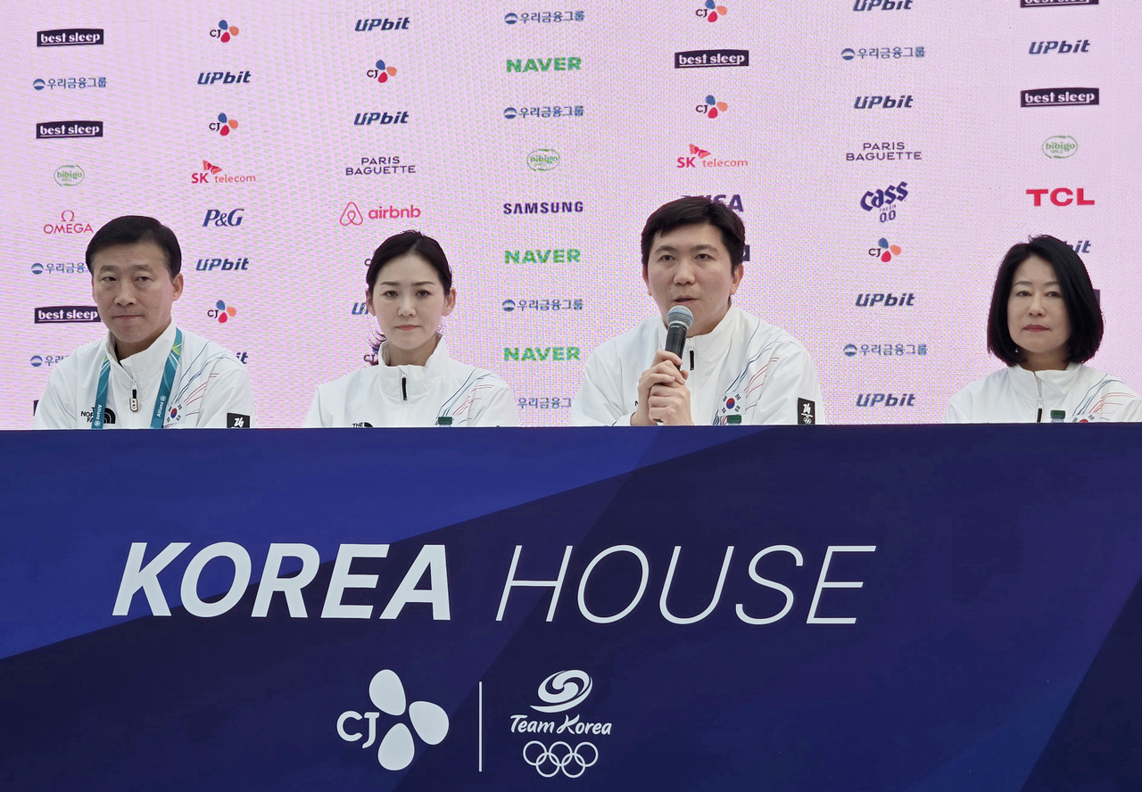 South Korean Olympic chief Ryu Seung-min (third from left) speaks at the delegation's wrap-up press conference at Korea House in Milan, Sunday. (Yonhap)