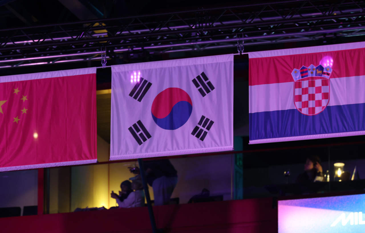 An incorrectly designed South Korean flag (center) is seen hoisted at the ice skating rink in Milan on Friday. (Newsis)
