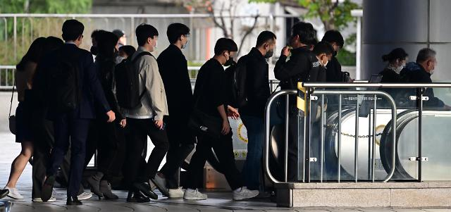 Commuters in Seongnam, Gyeonggi Province (Park Hae-mook/The Korea Herald)